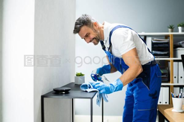 专业的清洁工办公室清洁服务。