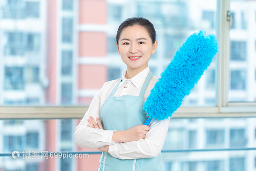 专业家政保洁服务 手拿掸子的守护者